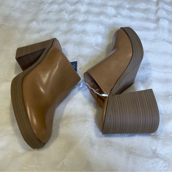 Universal Thread Tan Mules - Picture 2 of 16